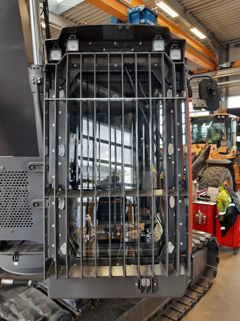 Panzerglas für Volvo Bagger Festeinbau mit FOPS Verpanzerung mit Panzerglas und FOPS für Volvo Bagger für Abbruch, Abriss und Munitionsbergung, Explosionsschutz ER 4