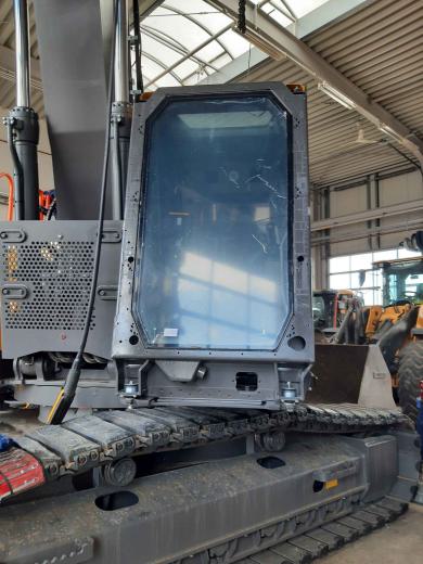 Panzerglas für Volvo Bagger Festeinbau mit FOPS von der Panzerglaserei Montage Konus Lager Verpanzerung mit Panzerglas und FOPS für Volvo Bagger für Abbruch, Abriss und Munitionsbergung, Explosionsschutz ER 4