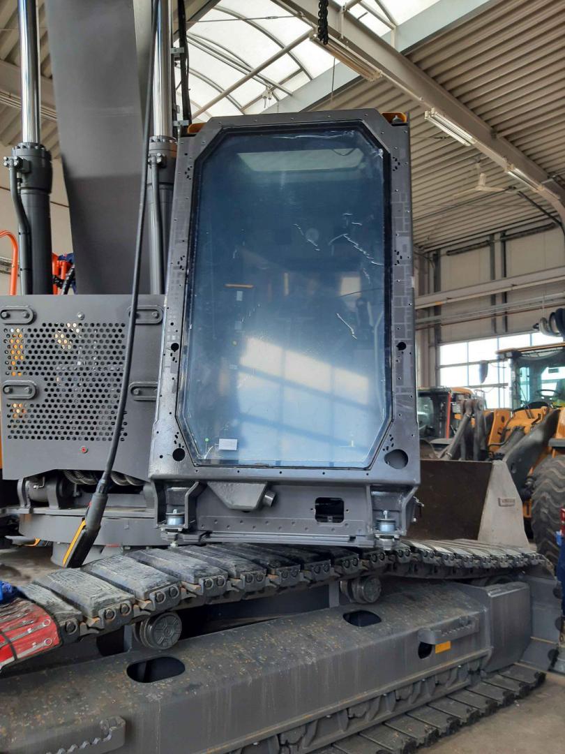 Panzerglas für Volvo Bagger Festeinbau mit FOPS von der Panzerglaserei Montage Konus Lager Verpanzerung mit Panzerglas und FOPS für Volvo Bagger für Abbruch, Abriss und Munitionsbergung, Explosionsschutz ER 4