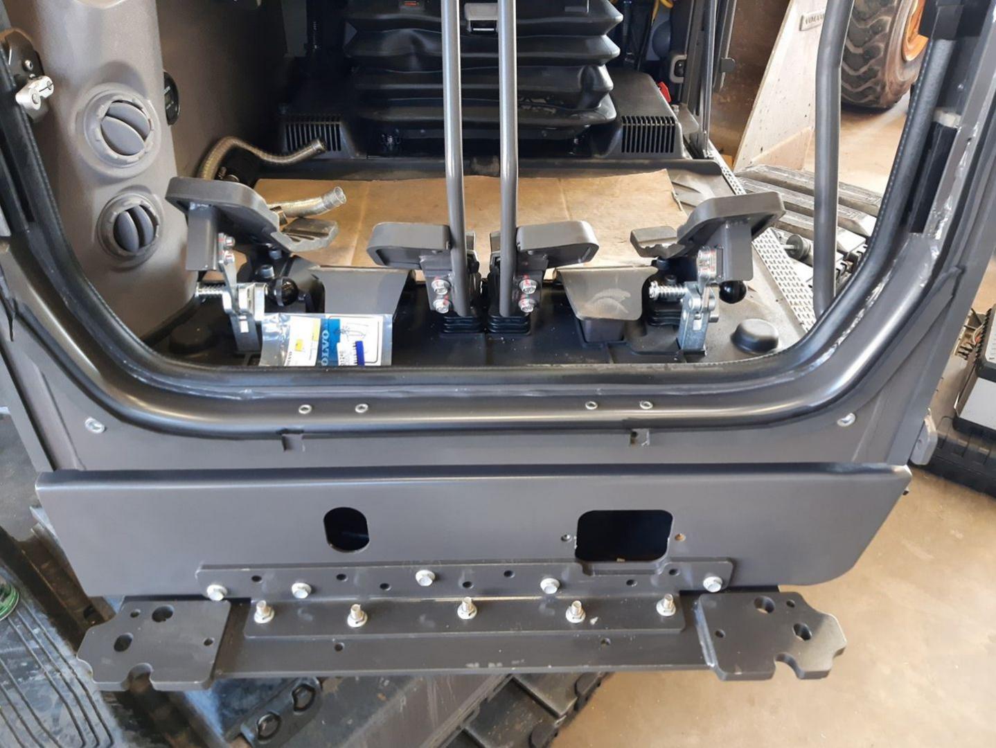 Baumaschinen Verpanzerung mit Panzerglas und FOPS für Volvo Bagger für Abbruch, Abriss und Munitionsbergung, Explosionsschutz ER 4
