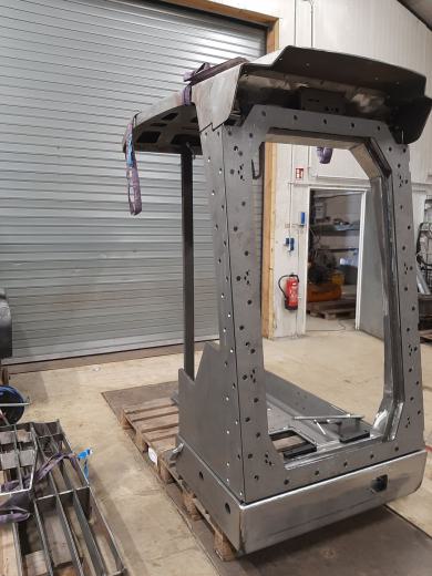 Panzerglas für Volvo Bagger Festeinbau mit FOPS von der Panzerglaserei - stabile Kabinenstruktur Baumaschinen Verpanzerung mit Panzerglas und FOPS für Volvo Bagger für Abbruch, Abriss und Munitionsbergung, Explosionsschutz ER 4