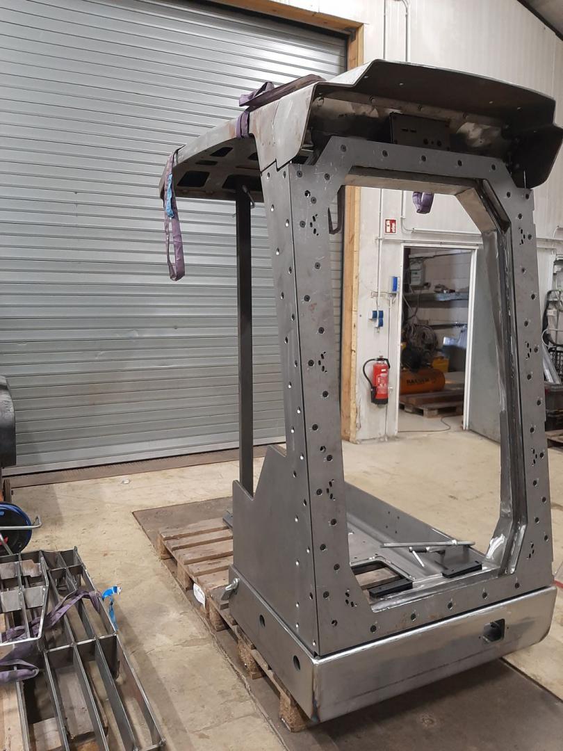 Panzerglas für Volvo Bagger Festeinbau mit FOPS von der Panzerglaserei - stabile Kabinenstruktur Baumaschinen Verpanzerung mit Panzerglas und FOPS für Volvo Bagger für Abbruch, Abriss und Munitionsbergung, Explosionsschutz ER 4